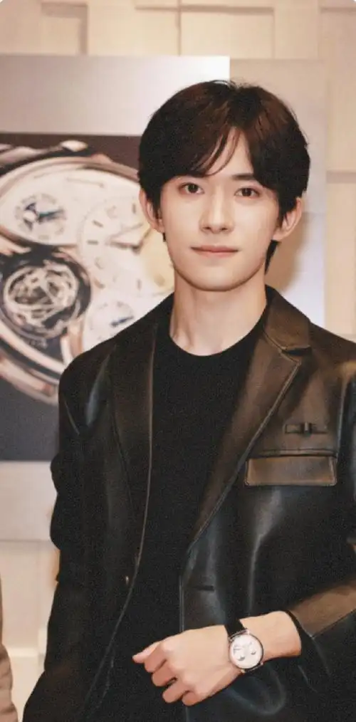 易烊千玺穿白大褂制表