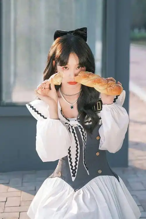 徐梦洁学院风连衣裙复古浪漫戴蝴蝶结发饰笑容甜美