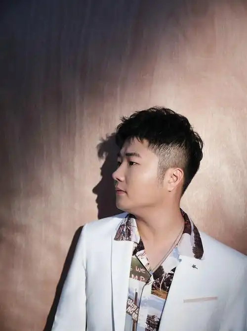 白小白《只是我还爱你》首发 自爆已经写不出太美的爱情 百象文艺网