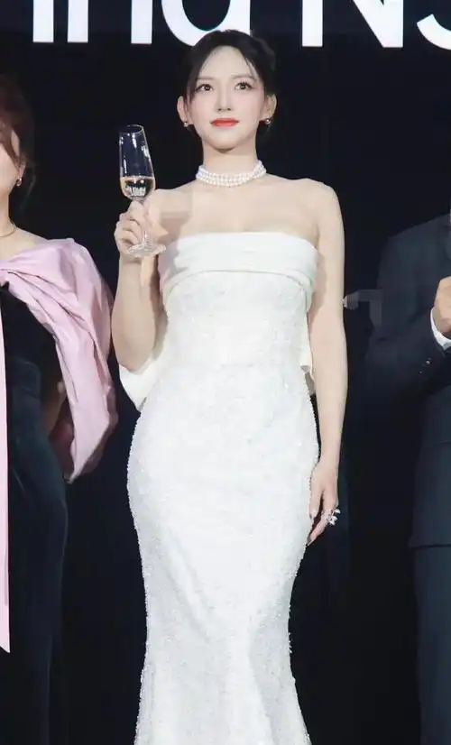 程潇白色抹胸礼服大赏,越看越像裹了一条浴巾,性感身材根本遮不|乐器