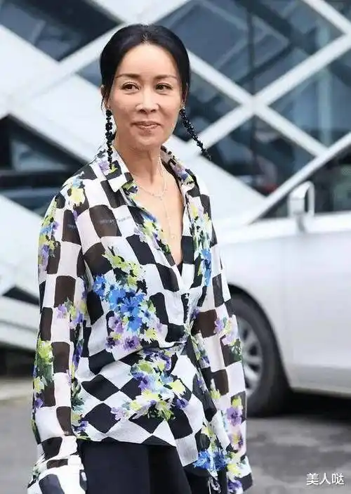 那英老是老了点,可穿格子衬衫配短裙,55岁年龄还有少女的状态_黑色