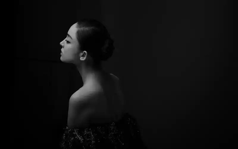 古力娜扎黑白性感高清桌面壁纸