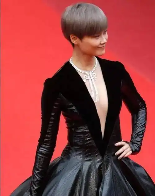 搭配harry winston系列珠宝,小露酥胸的同时也让李宇春高贵而又闪耀