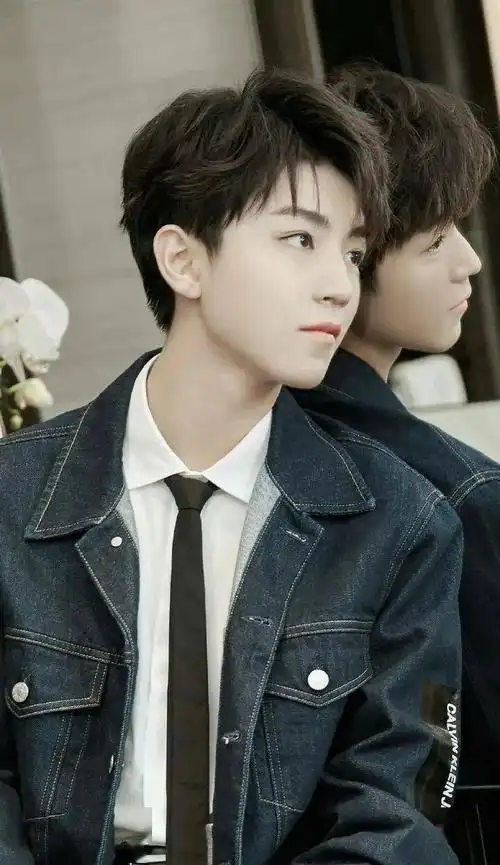 王俊凯撩人壁纸大半夜能把自己帅醒的少年