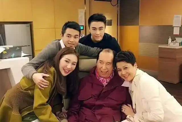 不靠赌王老爸:17岁被多所名校邀请,28岁创业不成功,就回家族企业