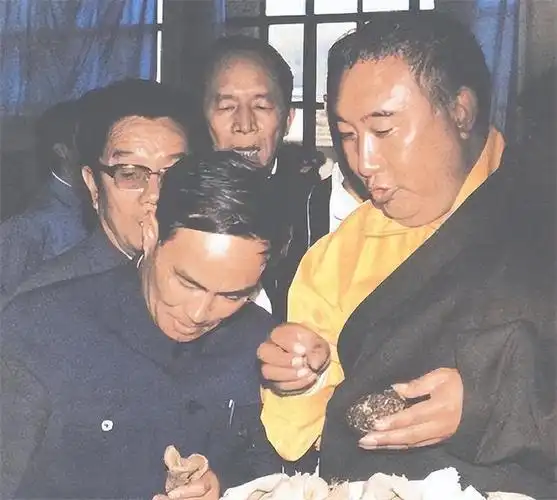 十世班禅娶20岁女子为妻,此后不再穿上袈裟,独生女13岁独闯美国