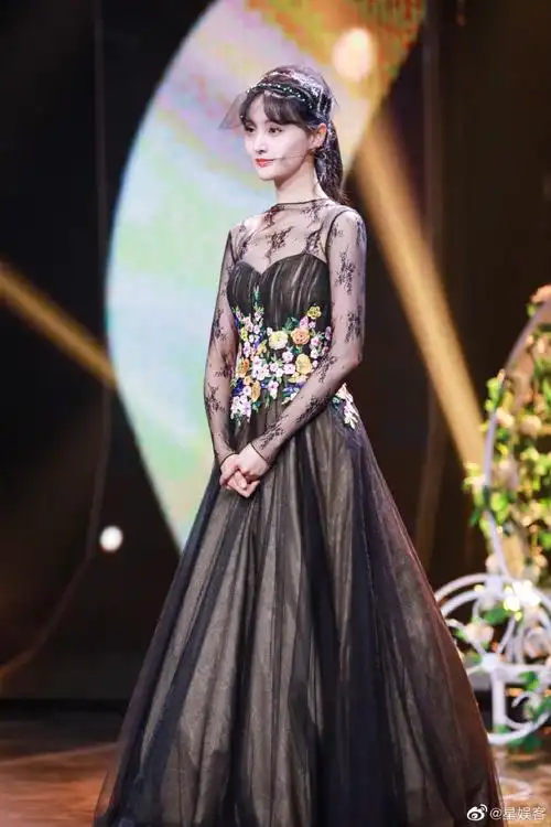 郑爽穿晚礼服跳舞