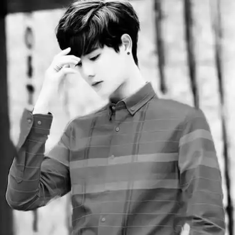 痞帅黑白冷酷男生头像真人我只能说太帅气了