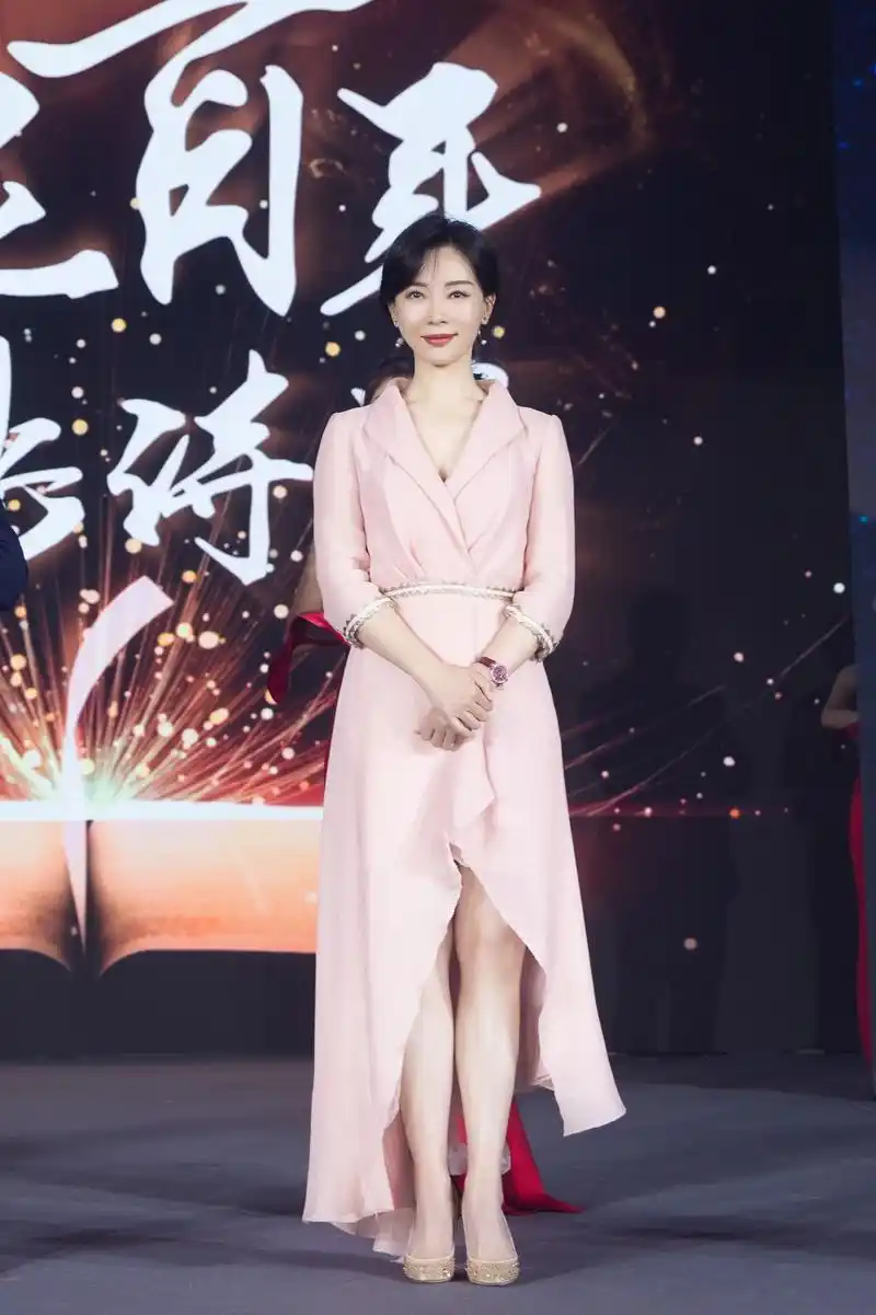 陈数身着藕粉镶边西装礼服裙出席活动,一颦一笑间,温婉动人.