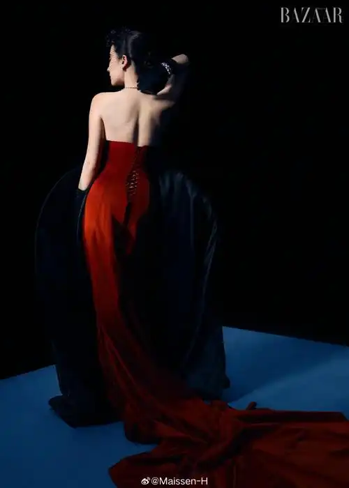 双面刘亦菲芭莎封面大片##刘亦菲时尚芭莎4月刊封面##刘亦菲抹胸裙