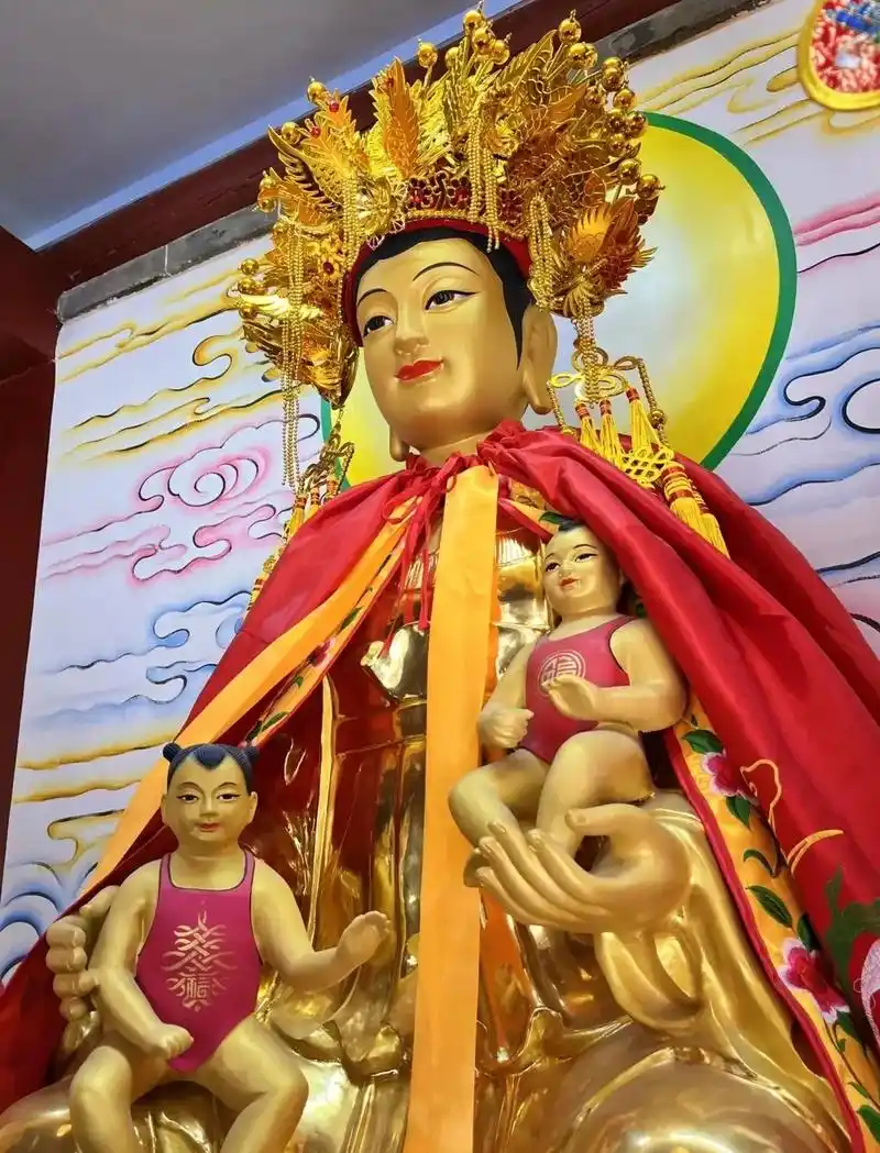 子孙娘娘是泰山老奶奶碧霞元君的第二位分身,子孙娘娘专门为世间 - 抖