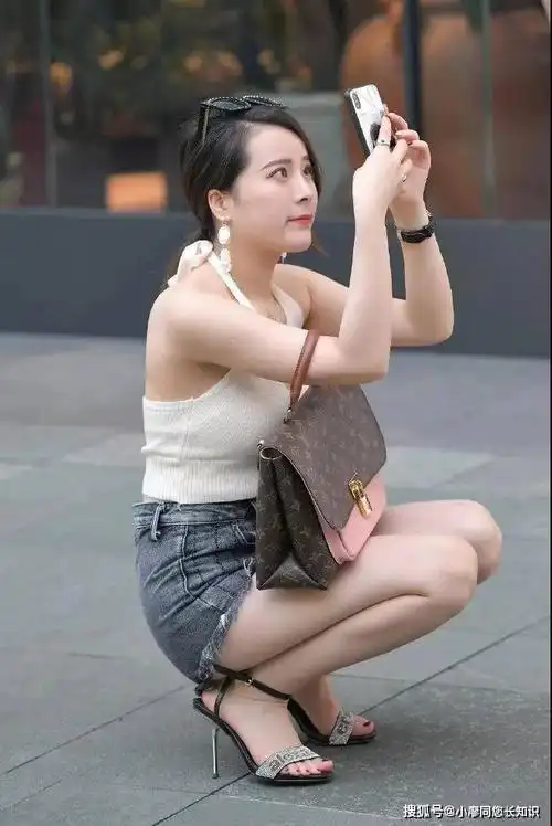 街拍这位美女长得漂亮迷人皮肤白皙发亮