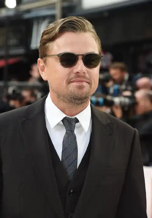 电影首映45岁小李子穿黑西装成熟有型皮特大11岁风采却完全不输