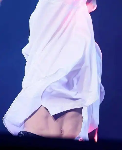 腹肌 比起大佬的兰花指超可爱,还是更爱看大佬的腹肌,荷尔蒙炸裂,又撩