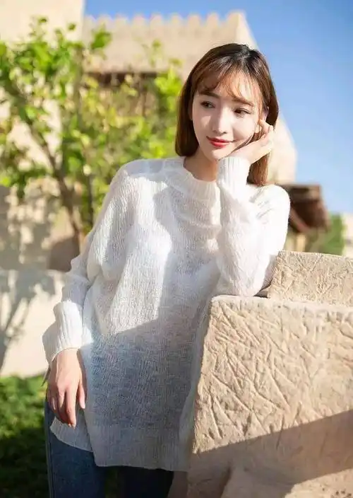 原创春季针织衫搭配牛仔裤时尚穿搭日常生活照