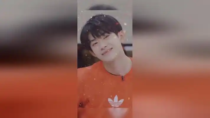 易烊千玺歪头笑太甜啦,渐渐露出了姨母笑,好单纯的感觉!