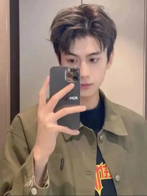 泰国曼谷男生三七分发型 修颜又有型的韩式三七分气垫纹理烫,清爽有型