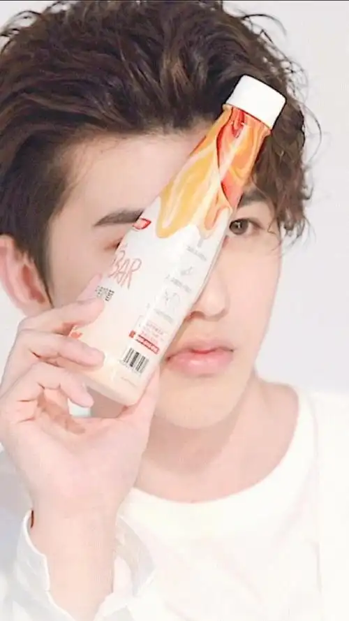 摇晃瓶子的动作一直盯着看会被绕晕,小葵这是醉