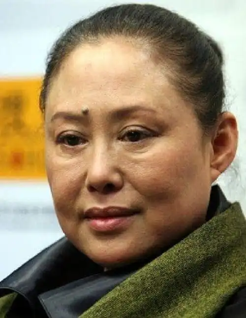 国宝级女演员病痛缠身70岁出席典礼被陈宝国亲自搀扶