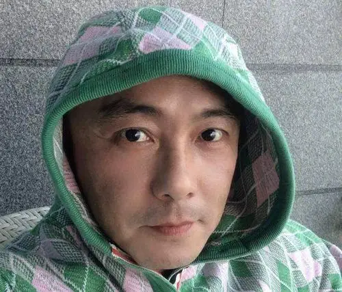 【56岁张卫健身材发胖明显,为照顾病母与妻子分居一年,被传离婚】明星