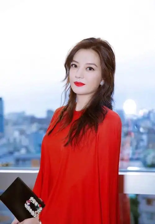 赵薇这一身看起来非常亮眼,遮肉显瘦必备单品