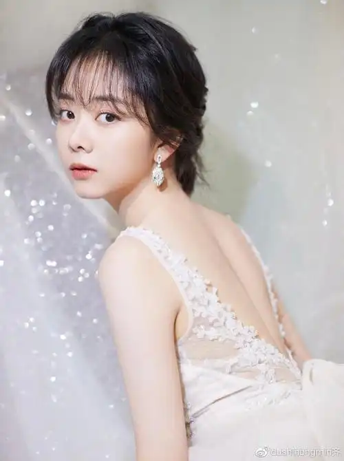 谭松韵吃可爱长大的姑娘娃娃脸充满少女感人见人爱