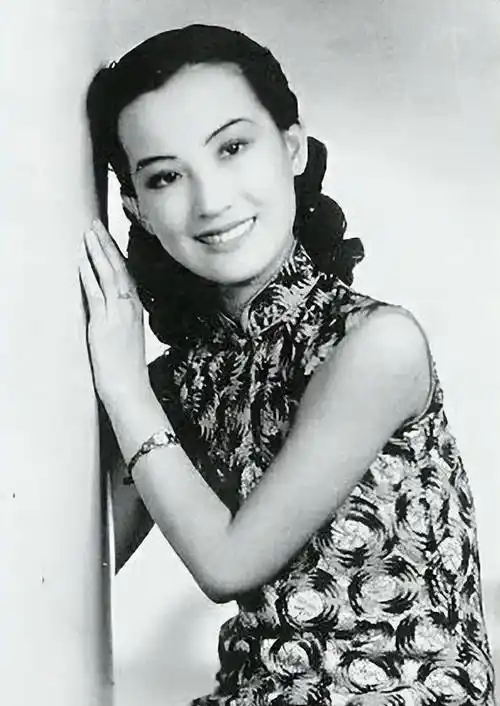 因容貌太美,她3岁被亲舅舅拐卖,37岁凄凉去世,如今照片卖218万_周璇