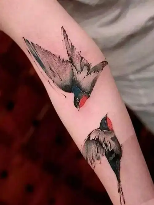 忠贞的象征——燕子纹身