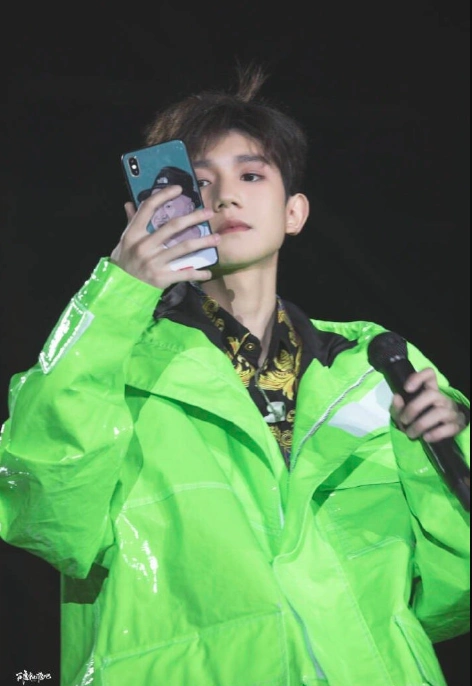 组图:王源戴赵四同款遮阳伞 真乡村爱情十级粉丝