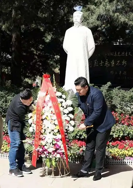 马克思诞辰日,他们在李大钊墓前献花