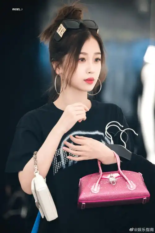 虞书欣随意丸子头