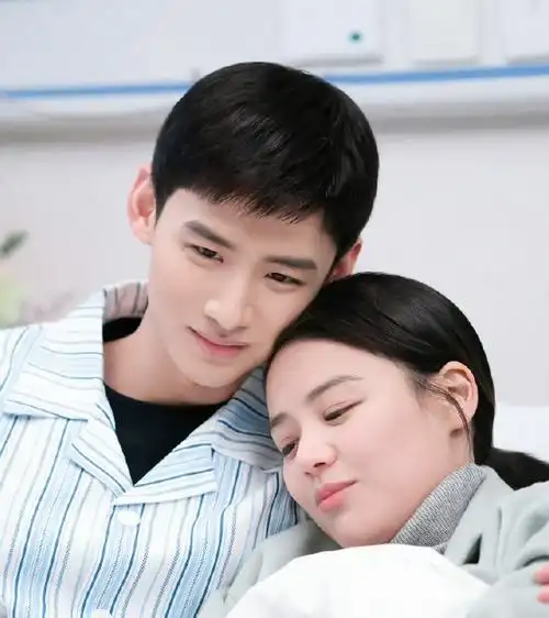 白敬亭的生日,是在马思纯家里过得.