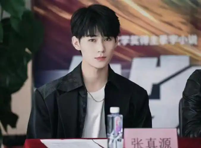 张真源话剧首秀登热搜全程说着家乡话爱豆出身也很有实力