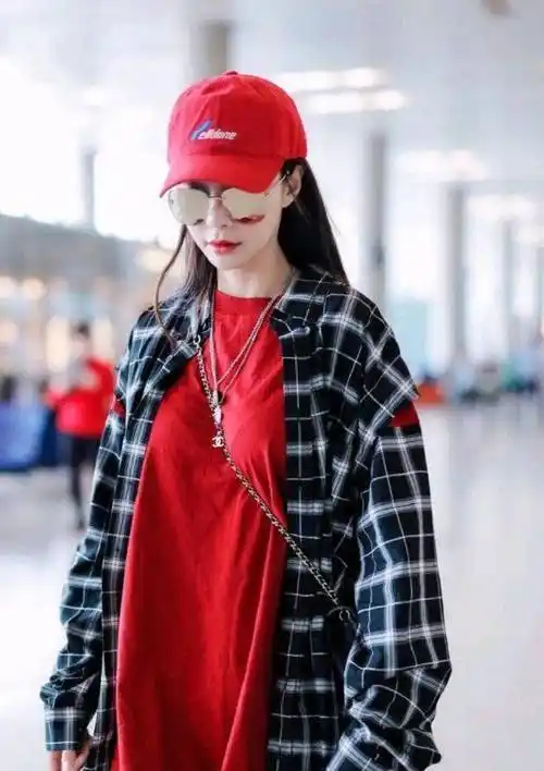 沈梦辰现身机场,红衣红帽大红唇高调现身,"待嫁风"喜气洋洋_杜海涛