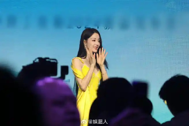 迪丽热巴脸小在此刻具象化了