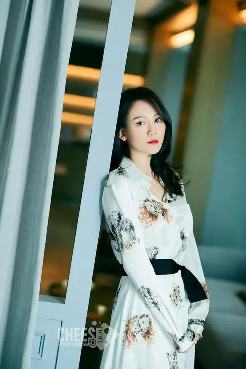 陈乔恩盛夏穿搭指南 清新浪漫诠释淑女品格