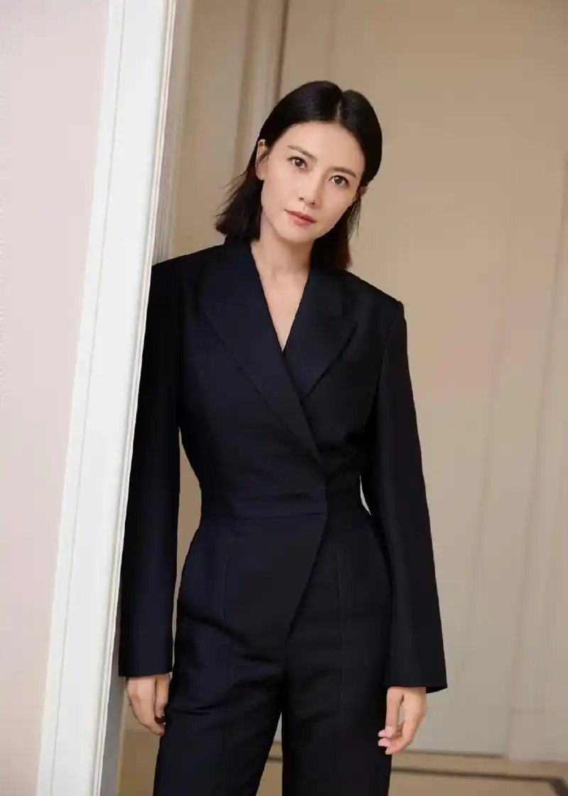 组图:高圆圆短发出席活动气场十足 穿黑色西装秀美背知性优雅