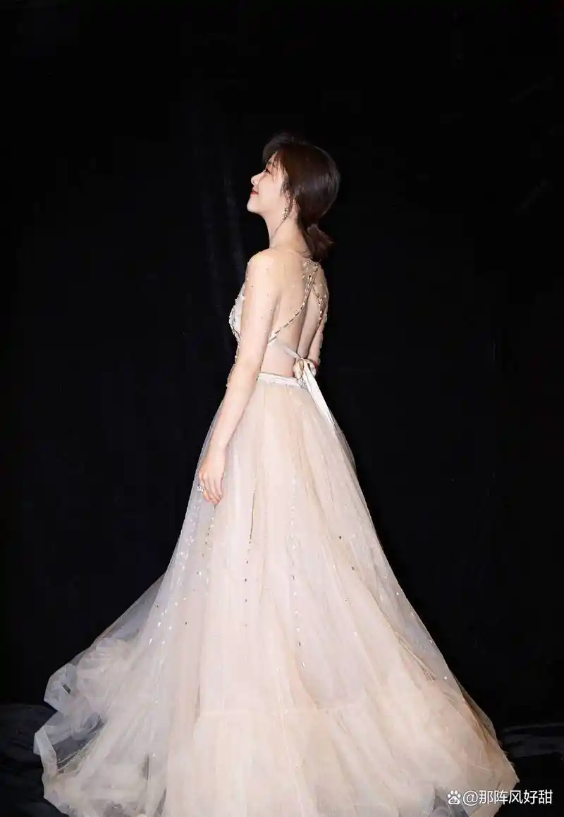 谭松韵纯净如茉莉花,一袭白色礼服端庄大气,杏眼无辜又清纯