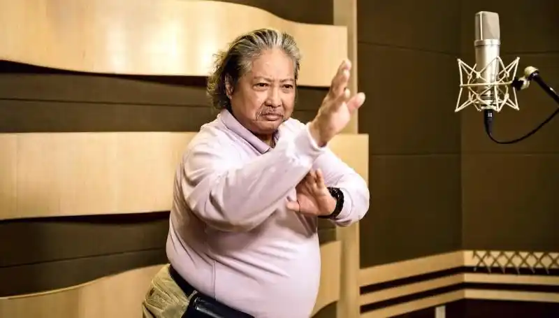 洪金宝生于香港,祖籍浙江宁波.洪金宝幼年生性顽皮好胜.