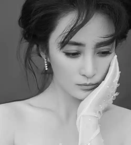 45岁蒋勤勤婚纱写真美如画,秀小蛮腰展露好身材_陈建斌_生活_外界