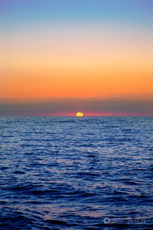 蓝色的海日出与太阳的地平线