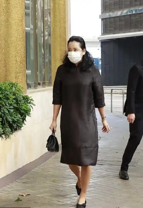 刘德华老婆胖了真像李英爱,穿改良旗袍身材富态,小腿肌肉真发达