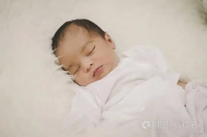 可爱的婴儿的肖像睡在白色的毯子. 选择性对焦射击