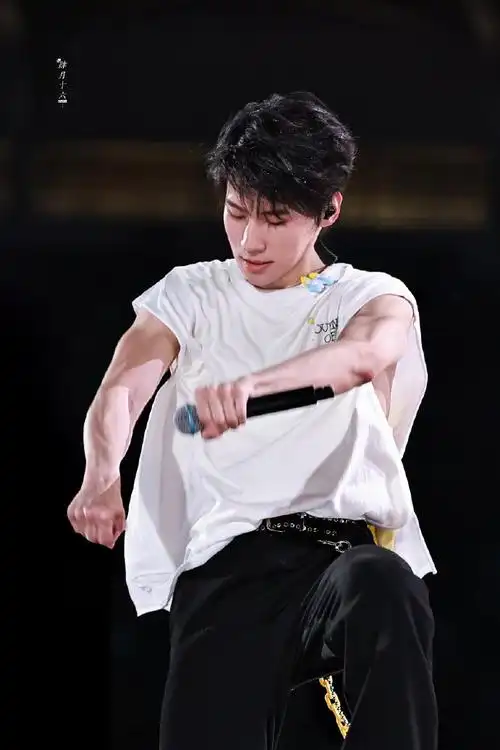 张真源这个肌肉我是真的瑞思拜,荷尔蒙和少年感的完美结合……|张真源