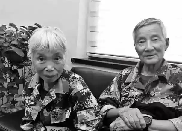 交涉的团长进行围殴,看见团长奄奄一息,陈祥榕和自己的营长陈红军一起