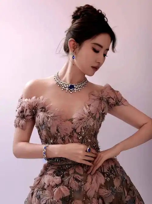 刘亦菲被宝格丽宠上天!穿高定出场美成迪士尼公主,旺夫脸太牛了