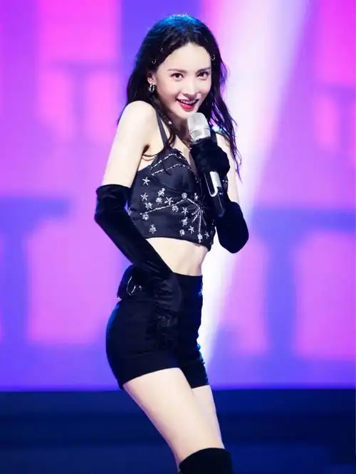 金晨1990年出生于山东济南,她的父母都是舞蹈老师,耳濡目染,金晨6岁就