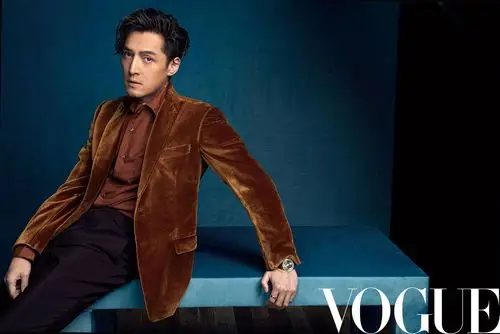 胡歌身穿咖色丝绒西装发型一丝不苟尽现雅痞绅士风度