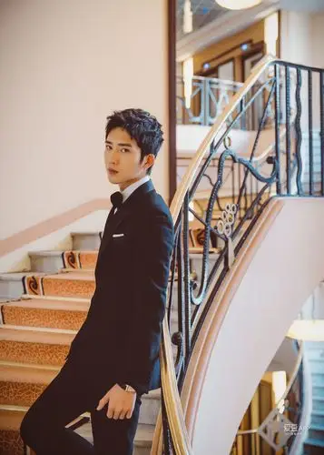 [消息]少年感up ! 井柏然经典黑白搭配亮相戛纳红毯型格满满