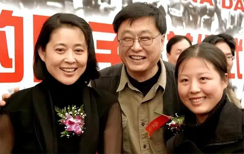 摄影家王文澜当年儿子患病与倪萍离婚现在的他过得怎么样了